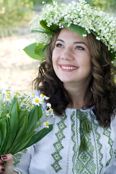 Portret van een jonge mooie in traditionele Oekraïense shirt — Stockfoto