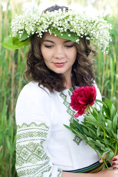 Portret van een jonge mooie in traditionele Oekraïense shirt — Stockfoto