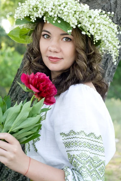 Portret van een jonge mooie in traditionele Oekraïense shirt — Stockfoto