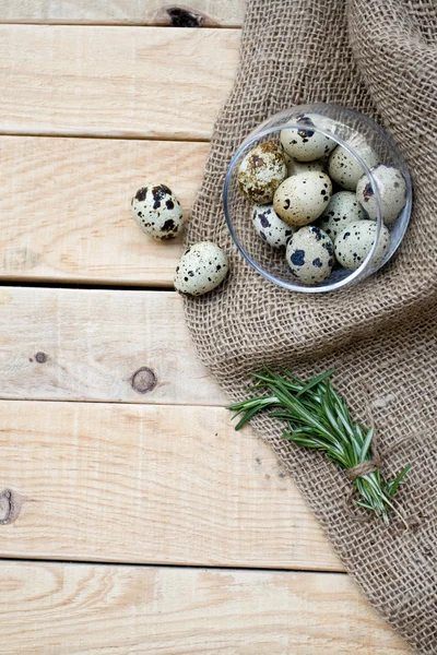 Huevos de codorniz, un montón de romero y arpillera — Foto de Stock