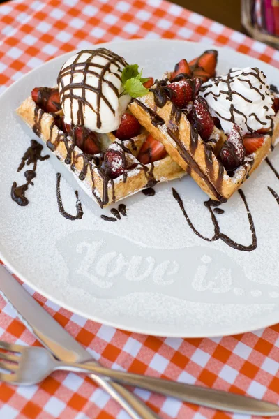 Waffles saborosos com sorvete, morangos e chocolate — Fotografia de Stock