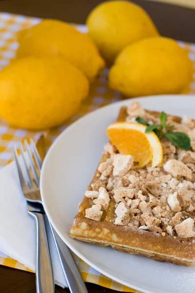 Cialde con meringa, riccioli di limone e fette di arancia — Foto Stock