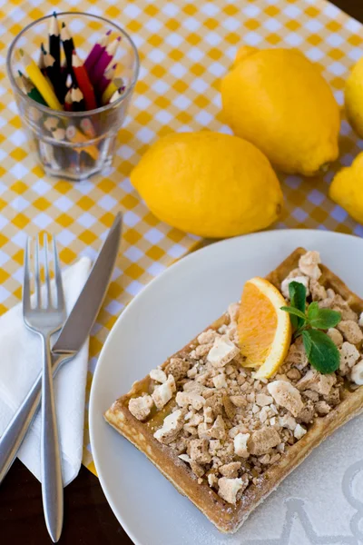 Waffles com merengue, cachos de limão e fatias de laranja — Fotografia de Stock