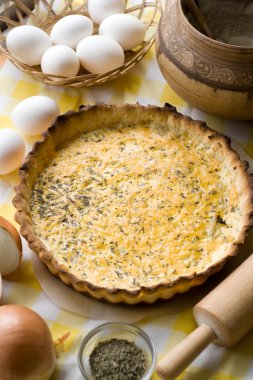 Soğan ve peynir ile geleneksel rustik vejetaryen pasta