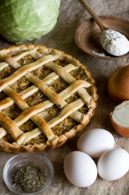 Geleneksel rustik vejetaryen pasta lahana ve soğan ile