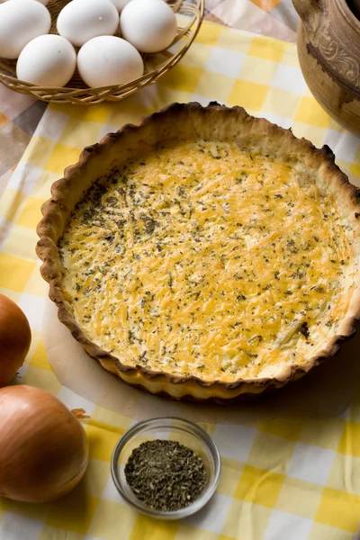 Torta vegetariana rustica tradizionale con cipolle e formaggio — Foto Stock