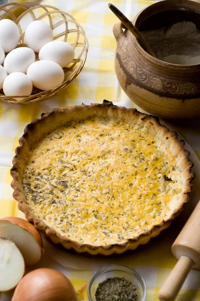 Tarte végétarienne rustique traditionnelle aux oignons et au fromage — Photo