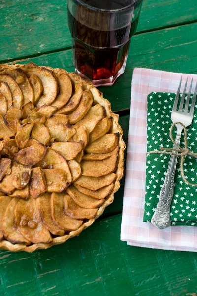 Tarte aux pommes juteuse à la cannelle et au brandy sur fond vert — Photo