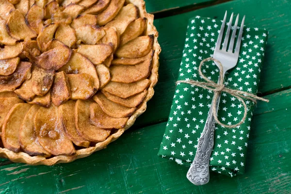 Tarte aux pommes juteuse à la cannelle et au brandy sur fond vert — Photo