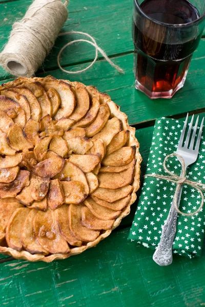 Šťavnatý jablečný koláč se skořicí a brandy na zeleném pozadí — Stock fotografie