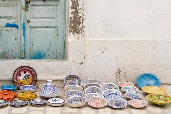 Cerâmica tradicional nacional. Vendido na rua. Mahdia. . — Fotografia de Stock