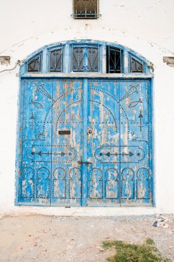 Mehdi büyük kilit ile eski evin ahşap ön kapı kilitli