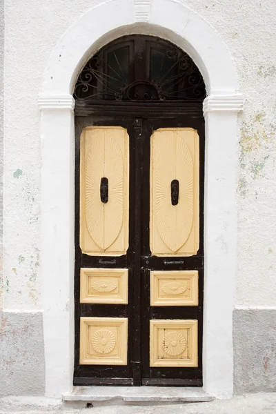 Porta dianteira de madeira trancada da casa velha em Mahdia, Tunísia — Fotografia de Stock