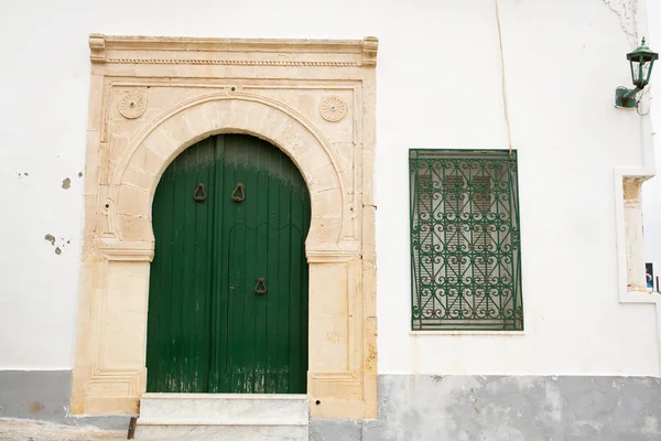 Porta d'ingresso in legno della vecchia casa a Mahdia, Tunisia — Foto Stock