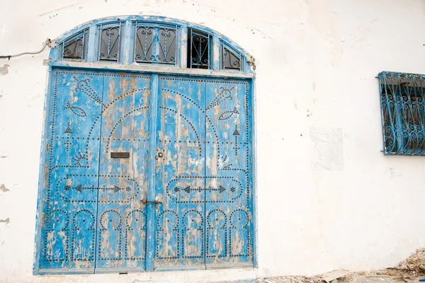 Bloccato porta d'ingresso in legno della vecchia casa con grande serratura a Mahdi — Foto Stock