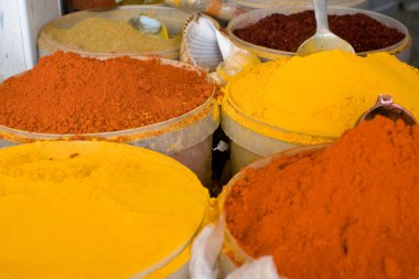 Piyasada otantik Tunus baharat. Mahdiya, Tunus