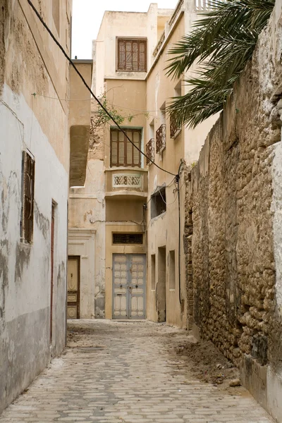 Straat met houten deuren en bush in Mahdia. Tunesië. Afrika. — Stockfoto