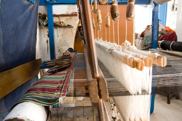 Máquina de tejer auténtica, que teje patrones en la tela —  Fotos de Stock