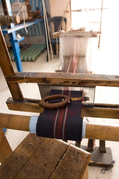 अस्सल विणकाम मशीन, जे फॅब्रिकवर नमुने विणतात विना-रॉयल्टी स्टॉक फोटो