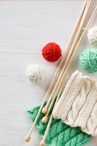 Two bright patterns, yarn balls and needles for knitting wooden — Stock Photo, Image