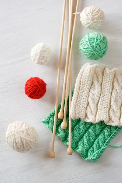 Two bright patterns, yarn balls and needles for knitting wooden — Stock Photo, Image