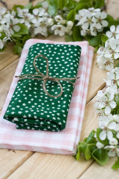 Natuurlijke houten achtergrond met witte bloemen van bomen van het fruit — Stockfoto