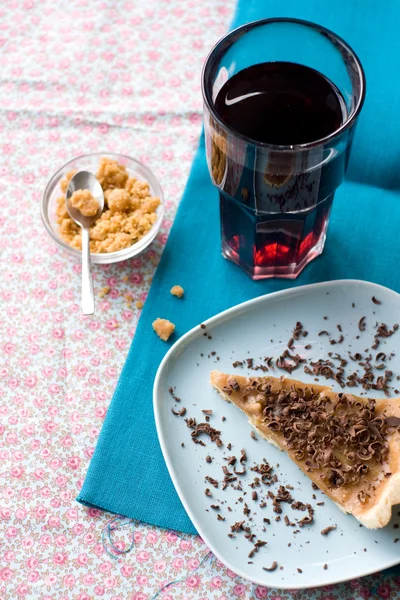 Stuk van zoete taart met karamel en chocolade — Stockfoto