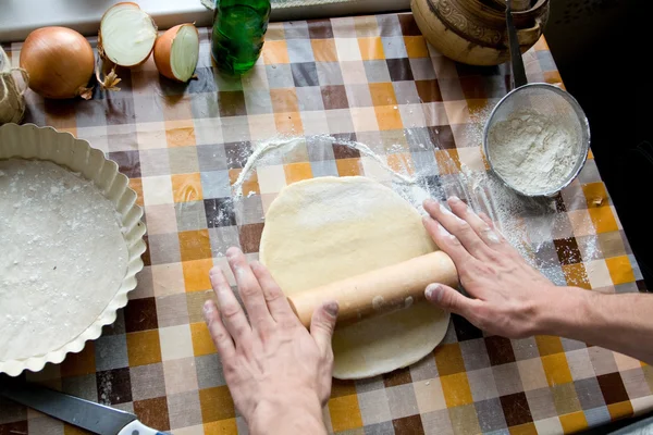 Sooking and home concept - close up of male hands kneading tough — стоковое фото