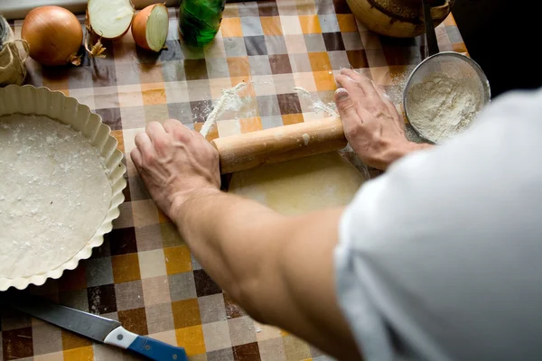 Sooking a domácí koncept - detailní záběr mužských rukou hnětení těsta — Stock fotografie