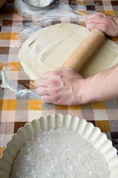 Затискання і концепція будинку крупним планом чоловічі руки замішують тісто — стокове фото