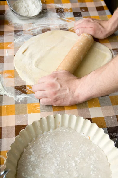 Sooking a domácí koncept - detailní záběr mužských rukou hnětení těsta — Stock fotografie