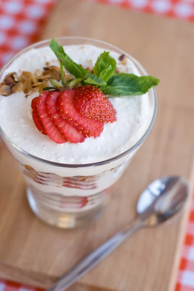 Легкий літній десерт з вівсянкою, збитим йогуртом та ягодами . — стокове фото