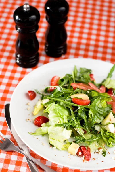 Una refrescante ensalada de verano con rúcula, queso y fresas —  Fotos de Stock