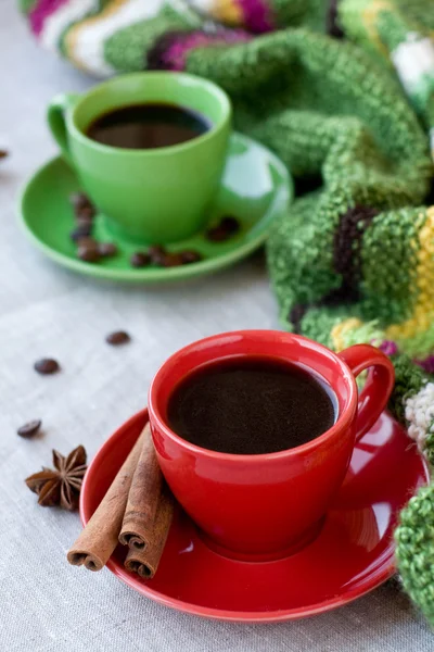 Groene en rode kopjes koffie met koffie Michal, anijs ster — Stockfoto