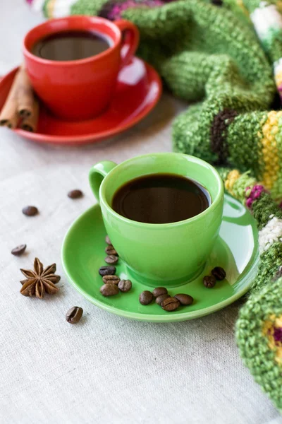 Grøn og rød kop kaffe med kaffe Bence, anis stjerne - Stock-foto