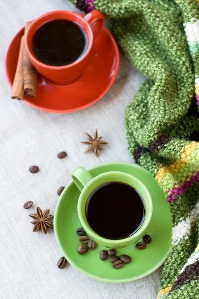 Groene en rode kopjes koffie met koffie Michal, anijs ster — Stockfoto