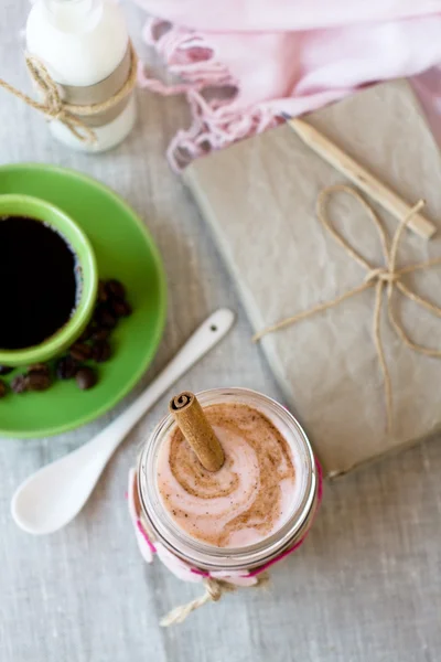 Voedzaam ontbijt - havermout met berry yoghurt en kaneel — Stockfoto