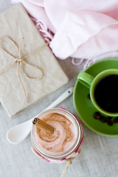 Výživná snídaně - ovesná kaše s berry jogurt a skořicí — Stock fotografie