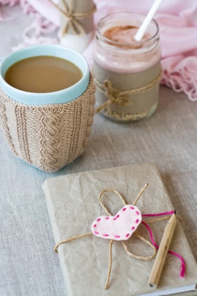 Blå kopp kaffe i av tröja, Hemlagad berry yoghurt — Stockfoto