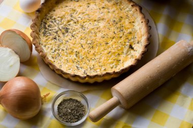 Soğan ve peynir ile geleneksel rustik vejetaryen pasta