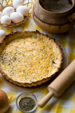 Soğan ve peynir ile geleneksel rustik vejetaryen pasta