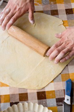 Yemek ve ev kavramı - hamur yoğurma erkek elinde yakın çekim