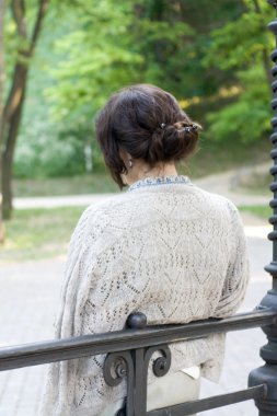 Bej ceketi giyen genç güzel esmer geri bağlıdır