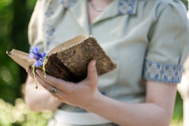 Eski kitap vintage elbiseli bir genç kız