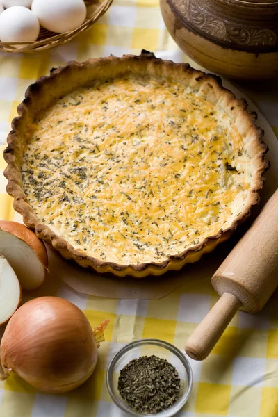 Traditional rustic vegetarian pie with onions and cheese — Stock Photo, Image