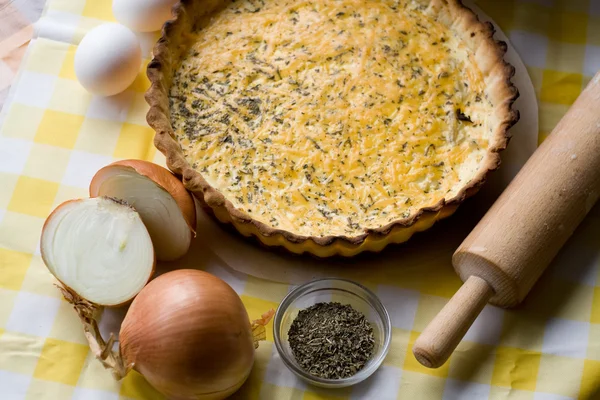 Tarte végétarienne rustique traditionnelle aux oignons et au fromage — Photo