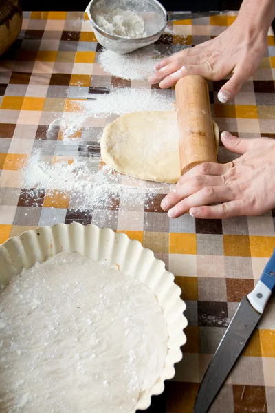 Vaření a domácí koncept - zblízka mužských rukou hnětení těsta — Stock fotografie