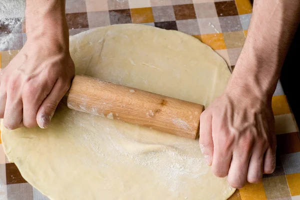 Koken en home concept - close up van mannelijke handen kneden van deeg — Stockfoto