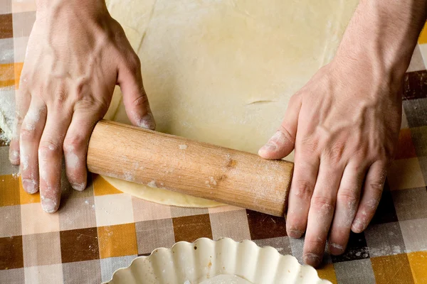 Vaření a domácí koncept - zblízka mužských rukou hnětení těsta — Stock fotografie