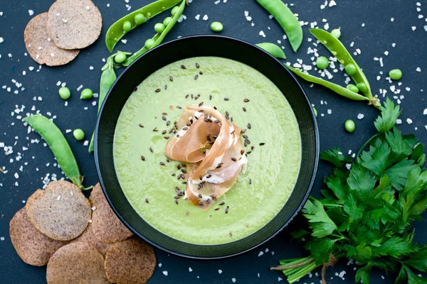 Friskt Grön Soppa Med Skinka Och Ärtor Svart Bakgrund — Stockfoto